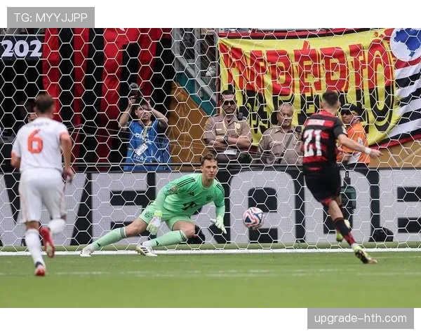 点球击中门框未进，足球规则中如何判定后续动作？